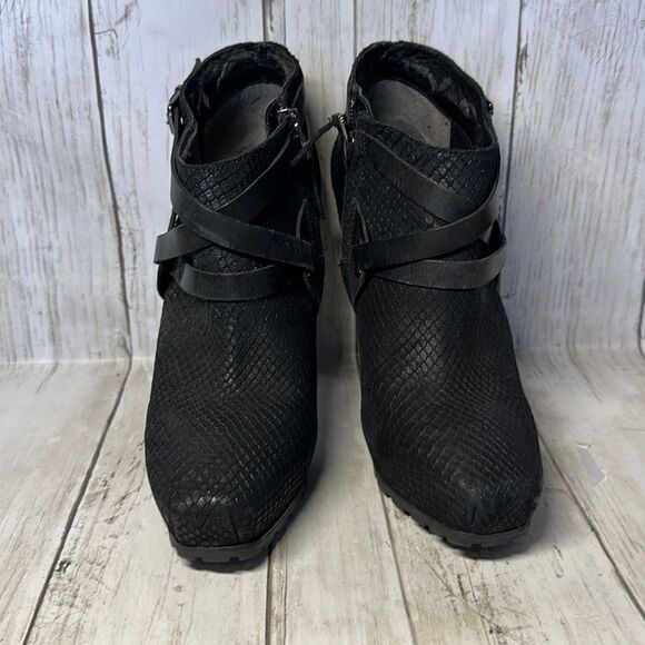 Guess High Heels Womens 7 M Strap Stiletto Side Zips Black Snake Print Leather - Picture 2 of 10